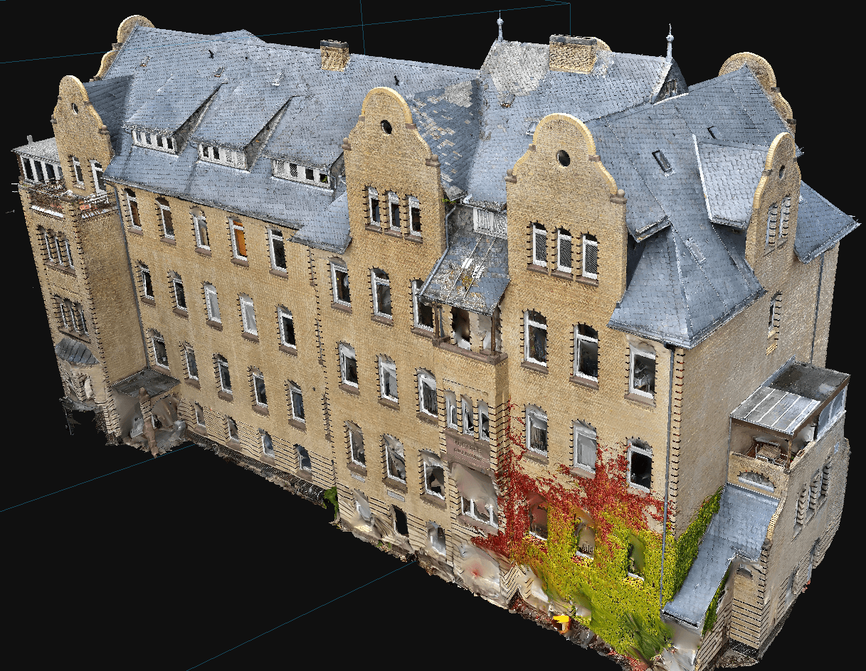 Historisches Backsteingebäude als 3D-Modell mit grauem Schieferdach, Giebeln und bunten Kletterpflanzen an der Fassade.