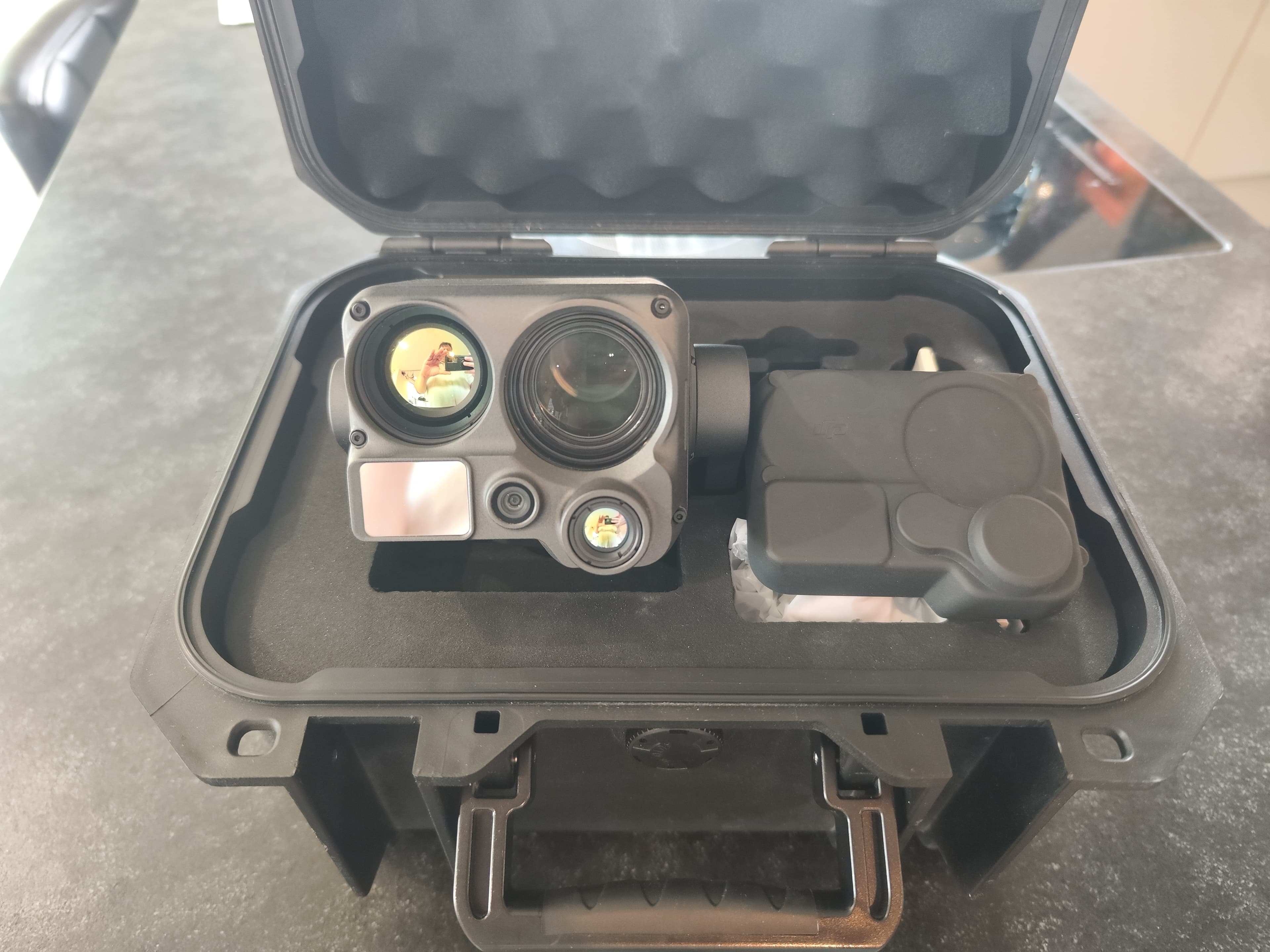 DJI Zenmuse H20T Kamera mit mehreren Sensoren in einem schwarzen Schutzkoffer mit Schaumstoffeinlage.