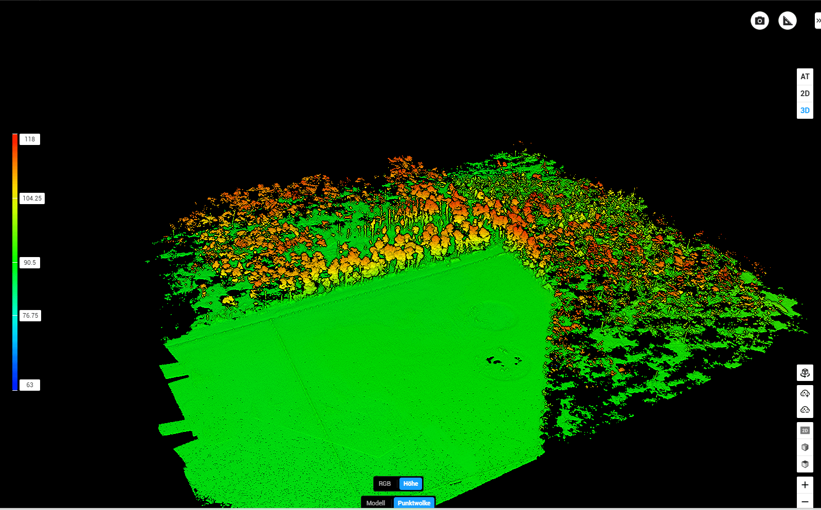 Farblich nach Höhe kodierte 3D-Punktwolke einer bewaldeten Landschaft mit einer großen, flachen Ebene.