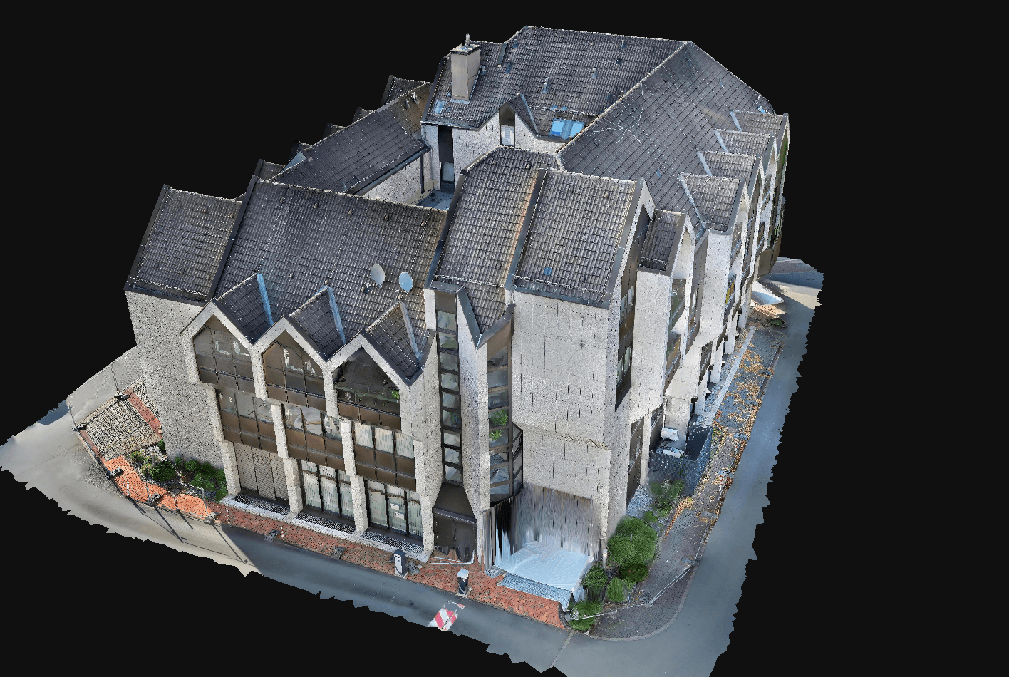 3D-Modell eines mehrstöckigen Gebäudes mit grauer Steinfassade und komplexem Ziegeldach auf schwarzem Hintergrund.
