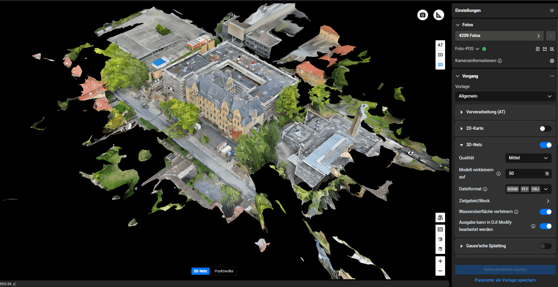 Dreidimensionale Rekonstruktion eines Gebäudekomplexes in einer Photogrammetrie-Software mit Einstellungsmenü auf schwarzem Hintergrund.