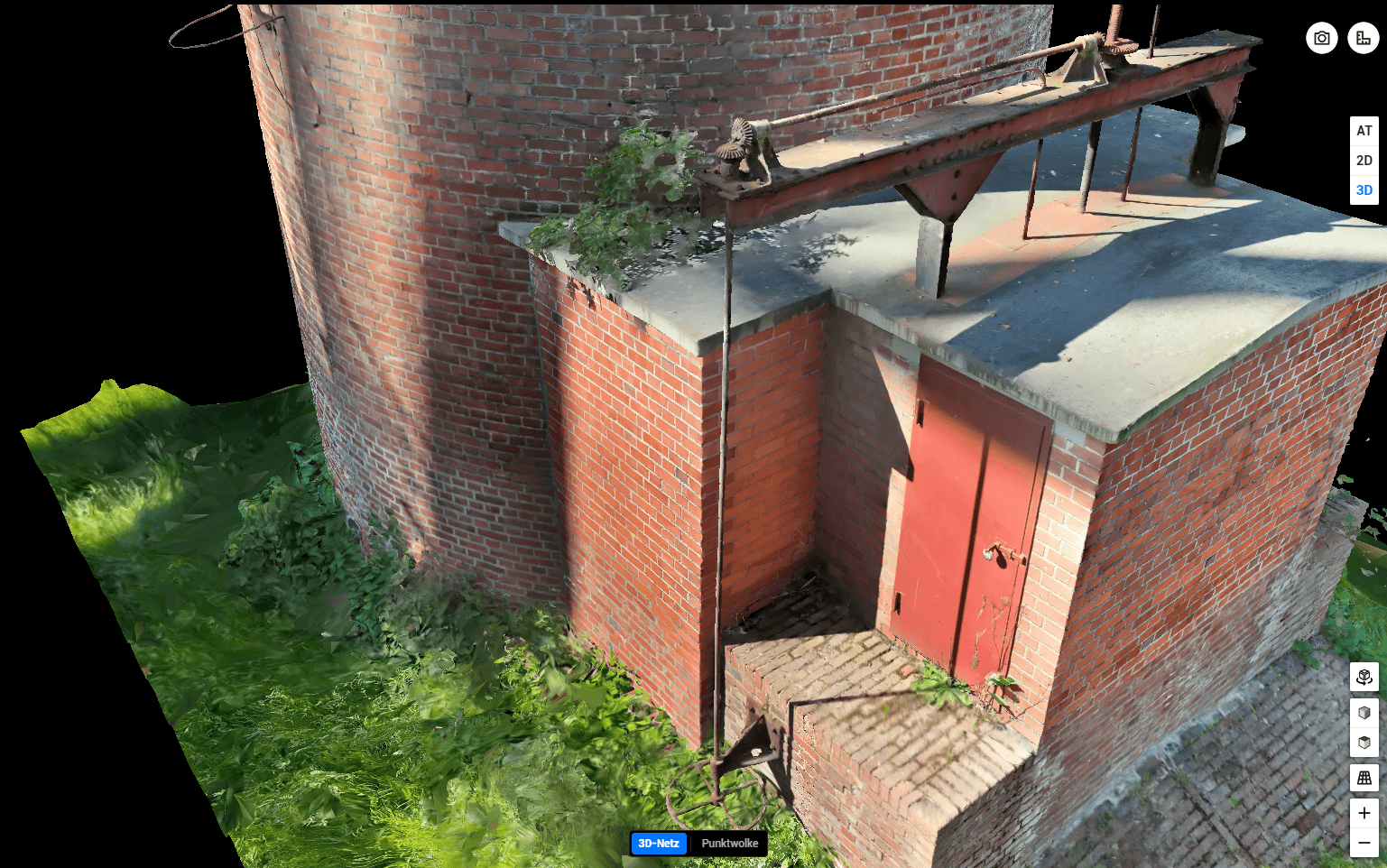 3D-Modell eines Backsteingebäudes mit rundem Turm, roter Tür und mechanischer Vorrichtung auf dem Dach.