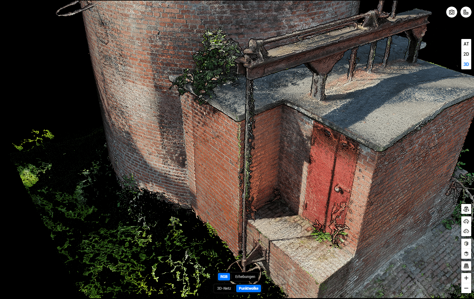 3D-Punktwolkenmodell eines Backsteingebäudes mit rundem Turm, roter Tür und verrosteter Metallkonstruktion auf dem Dach.