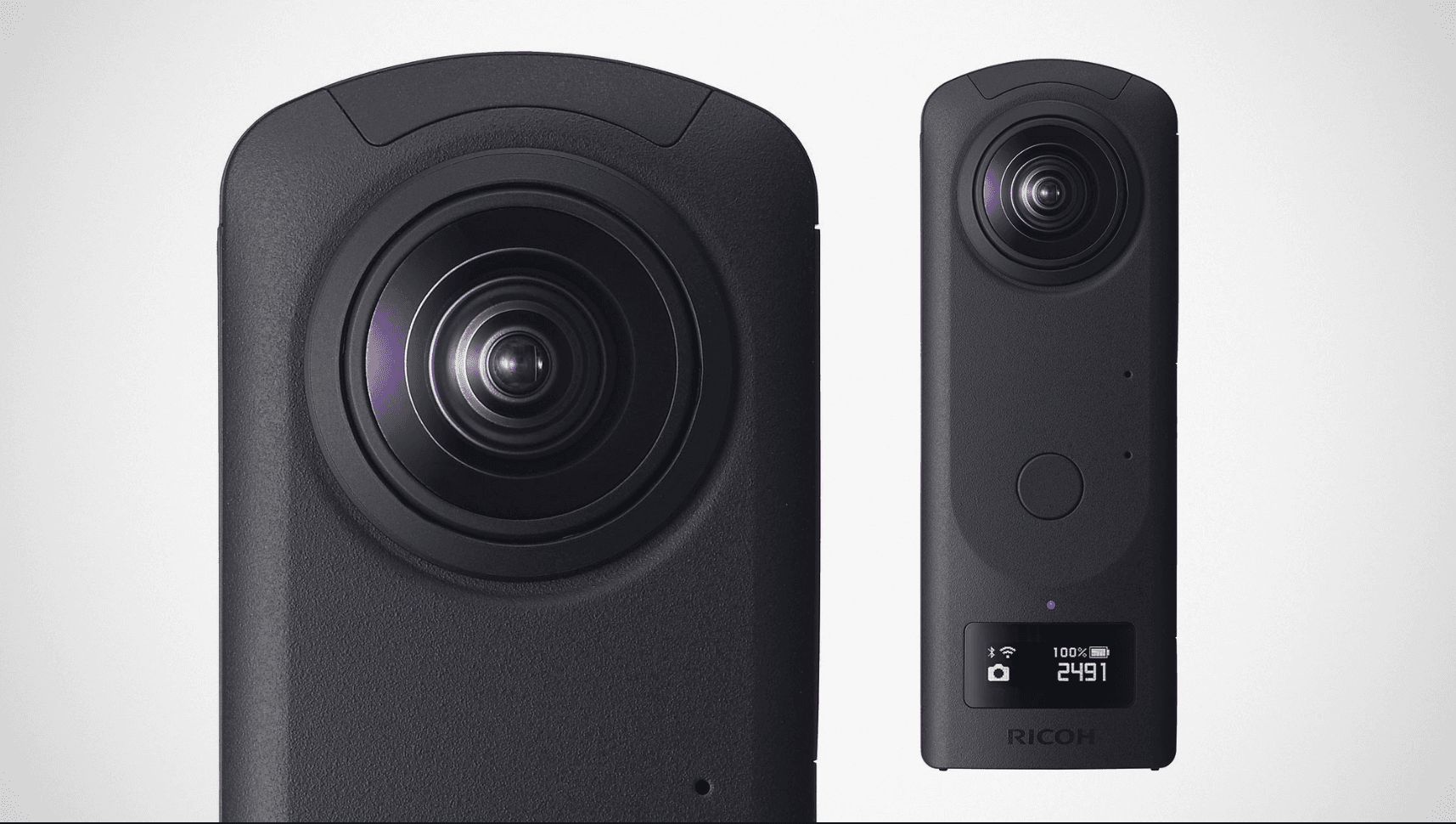 Schwarze Ricoh Theta 360-Grad-Kamera mit großem Objektiv, Auslöser und digitaler Statusanzeige auf weißem Hintergrund.